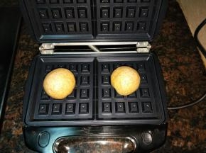 华夫饼机【电饼档亦可】预热后，码入面团