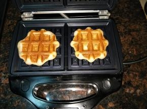 加热3-5分钟，烤至表面金黄色即可