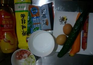 准备食材，把猪肉切丁，葱切葱花，备用