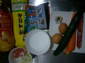 准备食材，把猪肉切丁，葱切葱花，备用