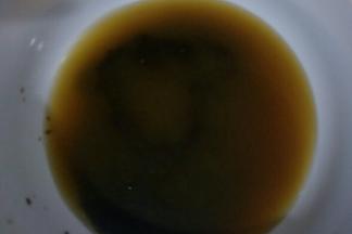 首先制作炸酱部分，把清水和面酱放在一起搅拌均匀