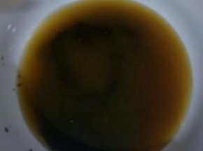 首先制作炸酱部分，把清水和面酱放在一起搅拌均匀