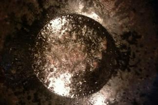 锅中倒油开小火，油温7成热放入花椒粒炒香后捞出