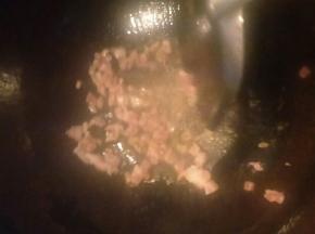 加入猪肉丁炒熟