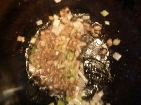 加入葱花炒香