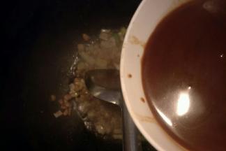 加入面酱，炒至汤汁浓稠后即可