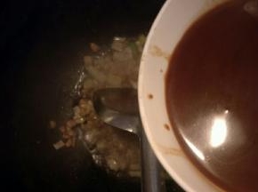 加入面酱，炒至汤汁浓稠后即可