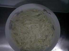 将煮熟的面条捞出，放入凉白开水中过一下