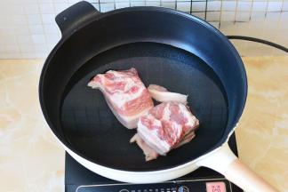 带皮五花肉冷水下锅小火慢慢煮开，煮至八成熟，取出自然冷却（筷子可插入即可）。