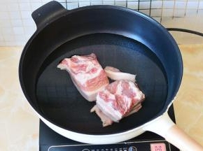带皮五花肉冷水下锅小火慢慢煮开，煮至八成熟，取出自然冷却（筷子可插入即可）。