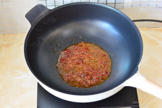 锅里加入玉米油大火将锅烧热，加郫县豆瓣酱炒至出香味