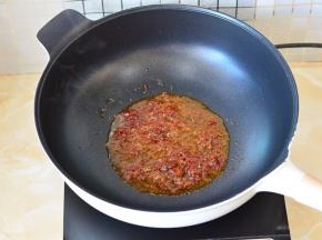 锅里加入玉米油大火将锅烧热，加郫县豆瓣酱炒至出香味
