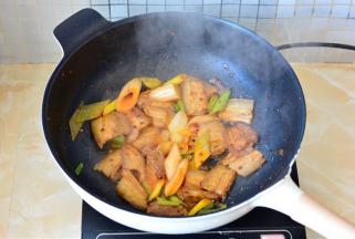 最后加入葱段、料酒、白糖、盐、生抽翻炒均匀即可食用