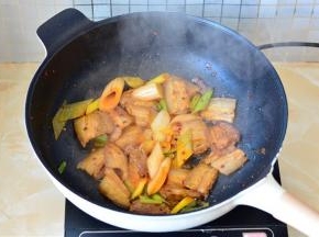 最后加入葱段、料酒、白糖、盐、生抽翻炒均匀即可食用