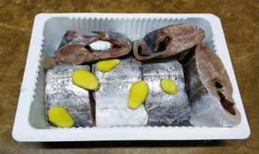 带鱼切段处理好，用料理、盐、姜片腌15分钟