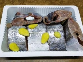 带鱼切段处理好，用料理、盐、姜片腌15分钟