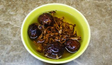 虫草花、香菇浸泡好