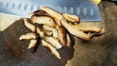 香菇切条备用