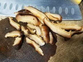 香菇切条备用