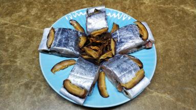 将腌好的带鱼清洗干净，码入碟子里，中间放上虫草花、香菇