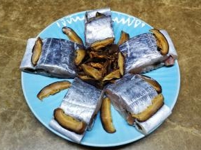 将腌好的带鱼清洗干净，码入碟子里，中间放上虫草花、香菇