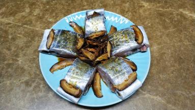 淋上蒸鱼豉油、撒少许糖、盐