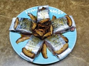 淋上蒸鱼豉油、撒少许糖、盐