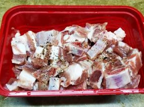 排骨处理好用黑椒盐腌20分钟