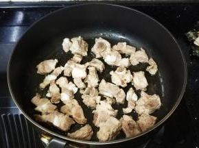 不粘锅热油，放入排骨煎至微焦