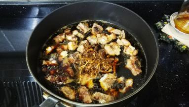 倒入适量水，放入虫草花