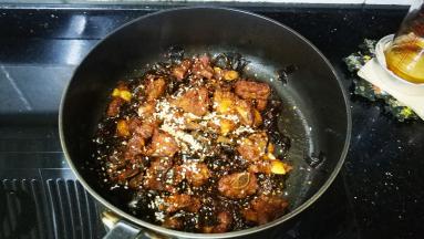 大火收汁后放入辣椒面、花椒面、白芝麻