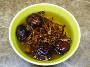 虫草花泡洗干净