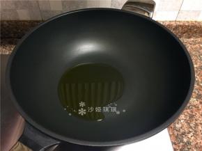 热锅倒油烧至八成热。