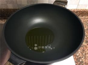 热锅倒油烧至八成热。