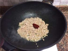 放入1勺豆瓣酱翻炒出香味。