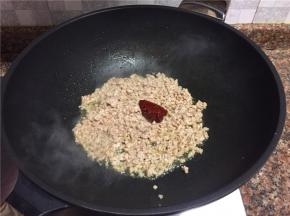 放入1勺豆瓣酱翻炒出香味。