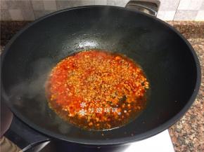 倒入适量清水煮沸后转小火煮至汤汁浓稠。