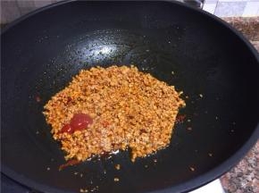 放入番茄酱翻炒10秒。