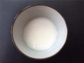取碗加入半碗清水1勺淀粉拌匀。