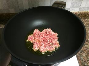 放入肉末翻炒变色断生。