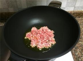 放入肉末翻炒变色断生。
