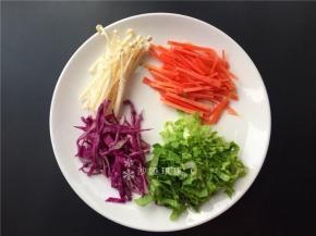 将各种配菜切成如图所示。