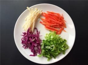 将各种配菜切成如图所示。