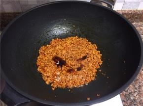 放入蚝油翻炒10秒。