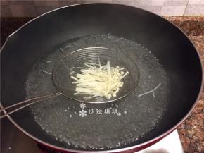 分别将配菜烫熟。