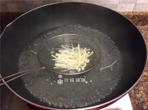 分别将配菜烫熟。