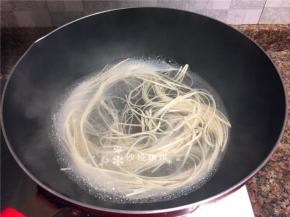 煮面条。