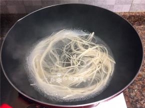 煮面条。