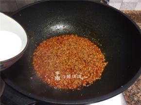 出锅前倒入水淀粉勾芡即可出锅。