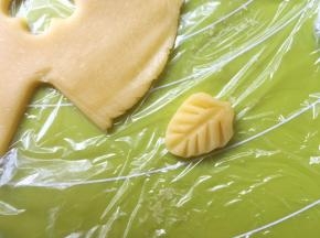 用刀背压出树叶的纹理